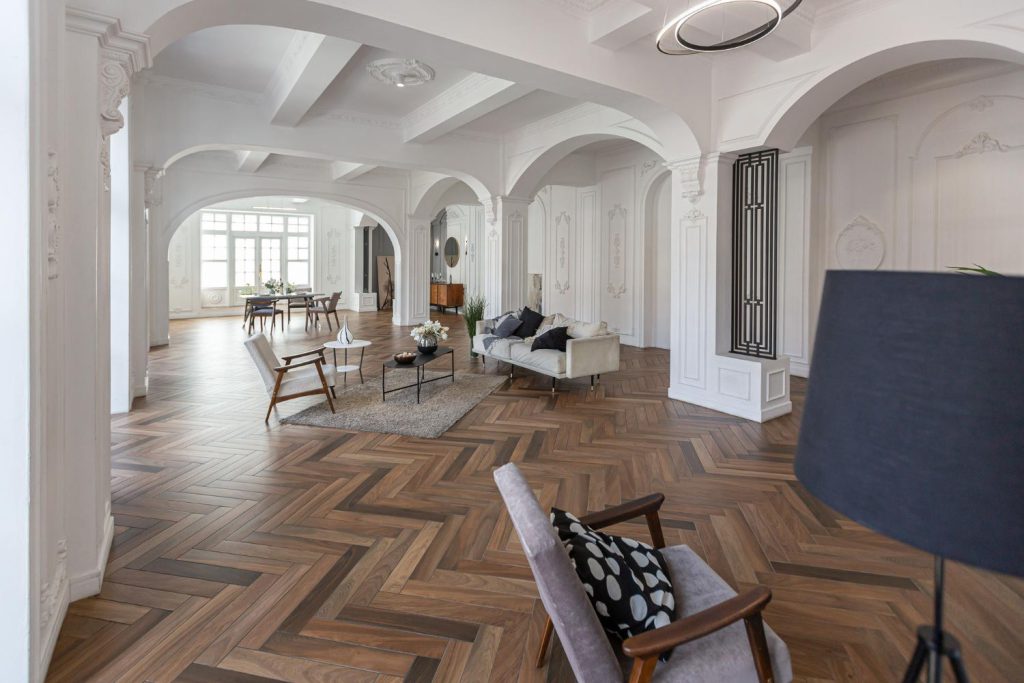 Ogrzewanie podłogowe z wykorzystaniem drewnianych desek jako podłogi to doskonałe rozwiązanie dla osób, które pragną połączyć komfort termiczny z estetyką wnętrza